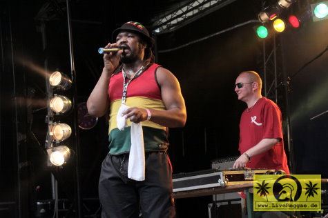 Vido Jelashe (D) with Barney Millah 16. Reggae Jam Festival - Bersenbrueck 01. August 2010 (14).JPG